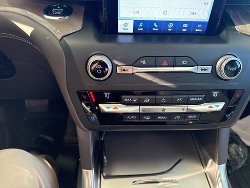 Used 2020 Ford Explorer Platinum w/ Premium Technology Package image 17