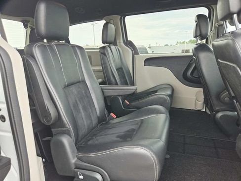 Used 2018 Dodge Grand Caravan SXT FWD image 13