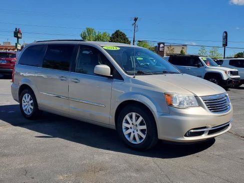 Used 2014 Chrysler Town & Country Touring FWD image 2