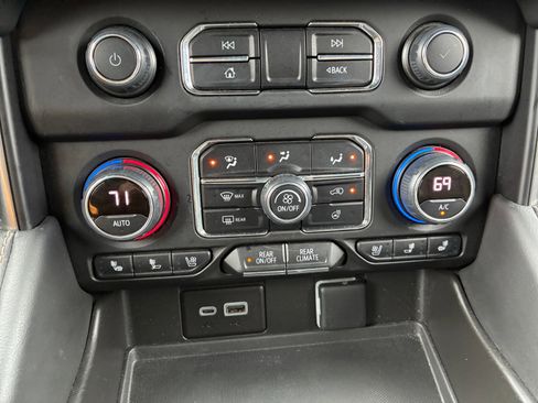 Used 2023 Chevrolet Suburban Premier w/ Advanced Technology Package image 18