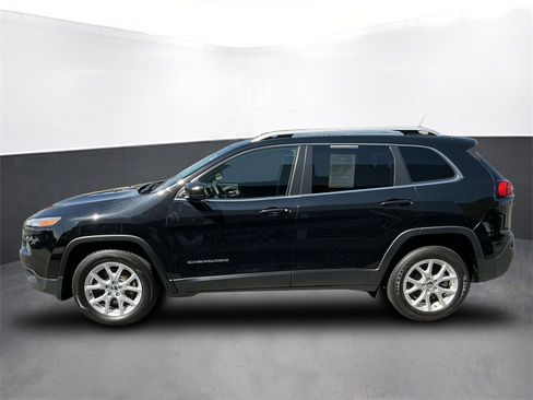 Used 2018 Jeep Cherokee Latitude image 2