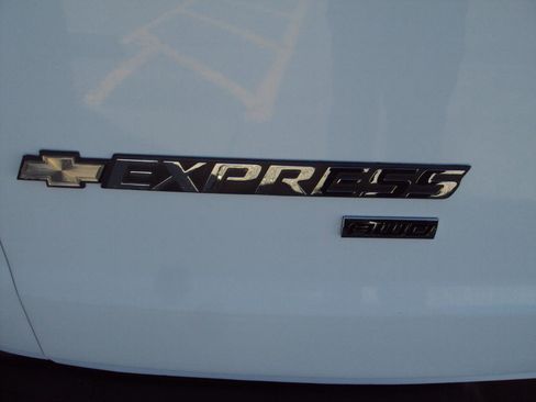 Used 2010 Chevrolet Express 1500 AWD image 36
