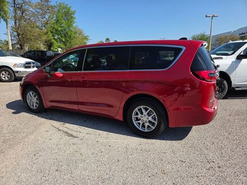 New 2026 Chrysler Pacifica Select image 9