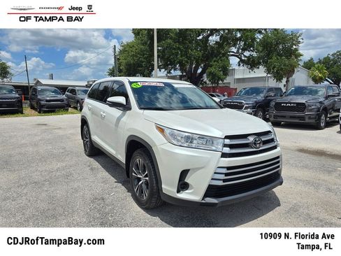 Used 2019 Toyota Highlander LE AWD/4WD image 1