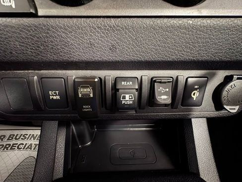 Used 2018 Toyota Tacoma TRD Sport AWD/4WD image 25