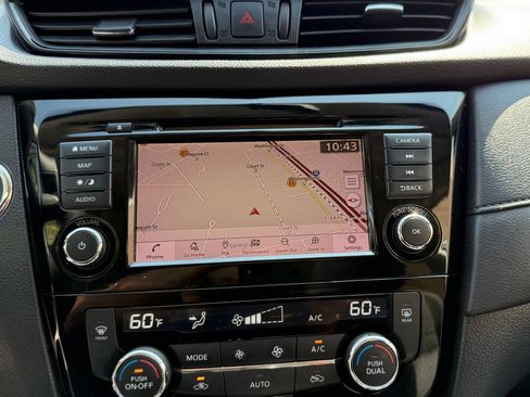 Used 2018 Nissan Rogue SV w/ Premium Package AWD/4WD image 9