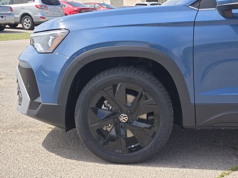 New 2026 Volkswagen Taos SE FWD image 5
