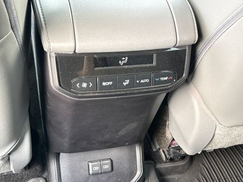 Used 2023 Toyota Highlander XLE AWD/4WD image 23