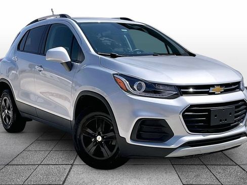 Used 2022 Chevrolet Trax LT w/ LT Convenience Package AWD/4WD image 2