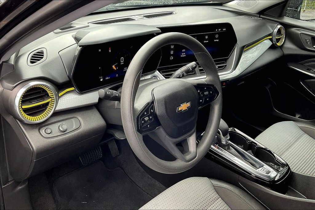Used 2025 Chevrolet Trax LT FWD image 20