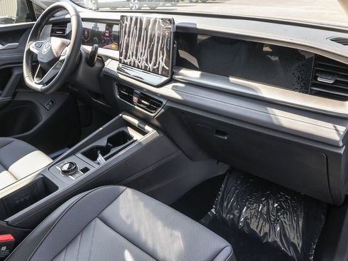 Used 2025 Volkswagen Tiguan SE image 34