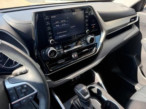 Used 2022 Toyota Highlander XLE FWD image 25