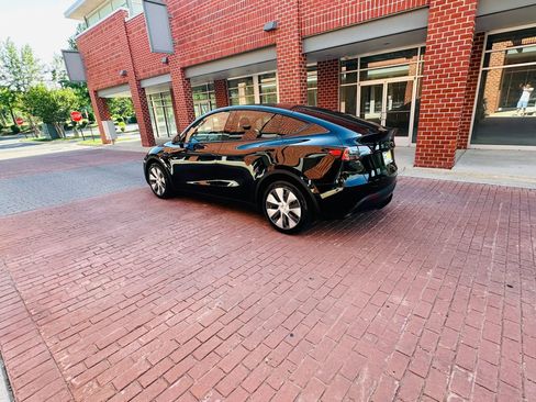 Used 2024 Tesla Model Y Long Range AWD/4WD image 4