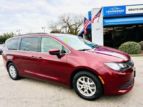 Used 2020 Chrysler Voyager Lxi image 1