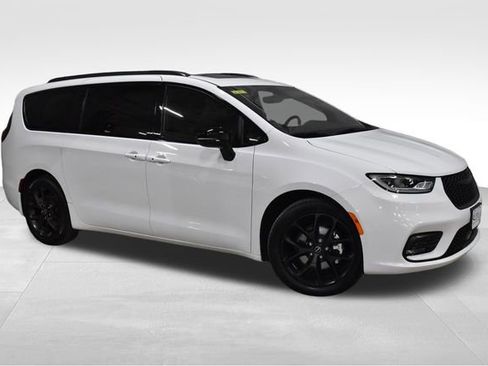 New 2026 Chrysler Pacifica Select w/ S Appearance Package image 4