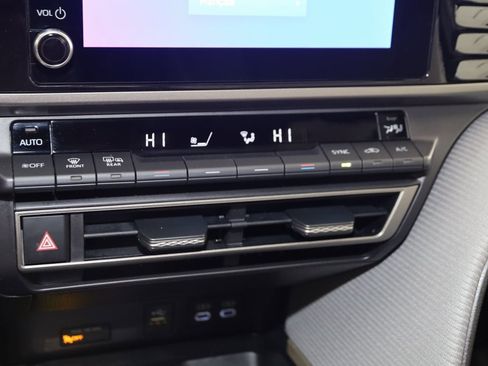 Used 2025 Toyota Camry SE image 29