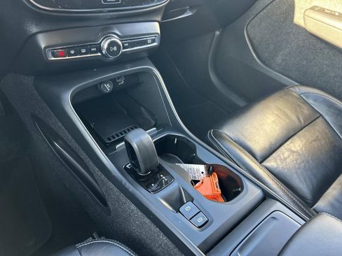 Used 2022 Volvo XC40 T5 Momentum image 30