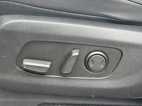 Used 2023 Kia Carnival EX image 17