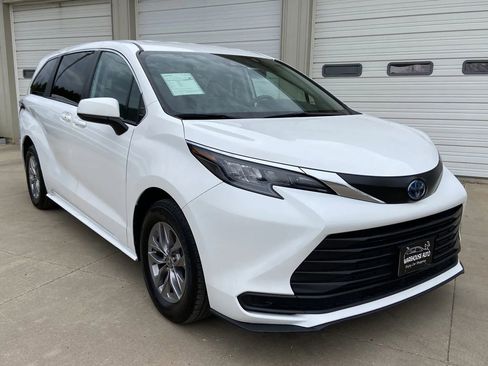 Used 2024 Toyota Sienna LE FWD image 1
