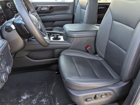 Used 2025 Chevrolet Suburban Z71 image 18