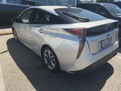 Used 2017 Toyota Prius Three Touring FWD image 4
