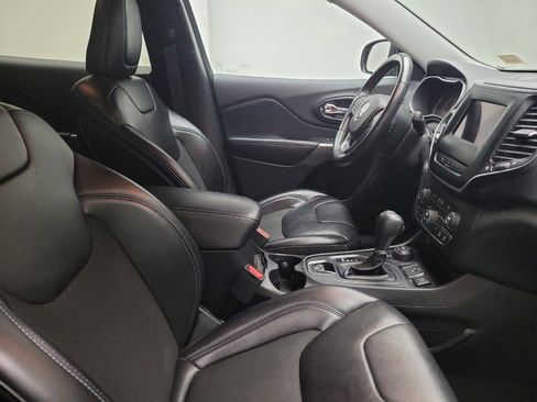 Used 2019 Jeep Cherokee Latitude Plus w/ Comfort/Convenience Group image 21