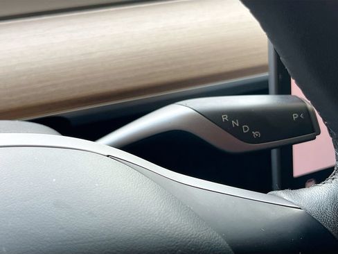 Used 2025 Tesla Model Y Long Range RWD image 17