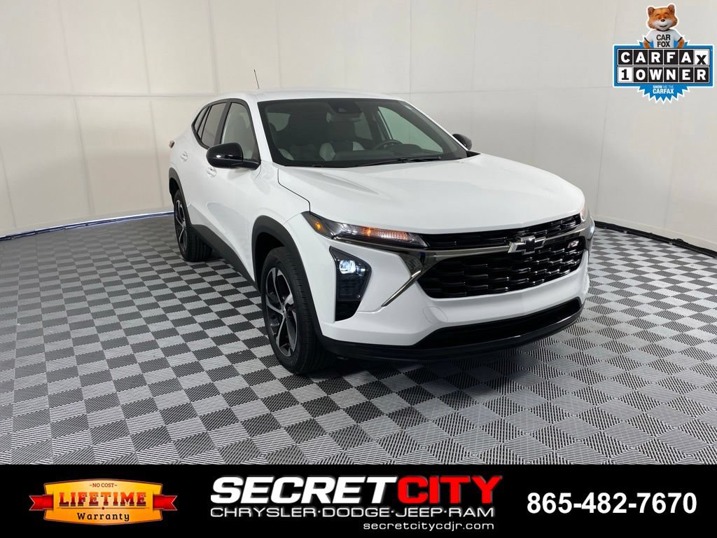 Used 2026 Chevrolet Trax RS FWD image 1