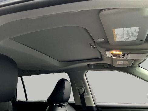 Used 2024 Toyota Highlander XLE FWD image 14