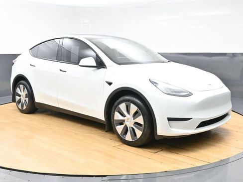 Used 2023 Tesla Model Y Long Range AWD/4WD image 2