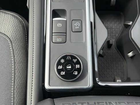 New 2025 Nissan Pathfinder SV image 31