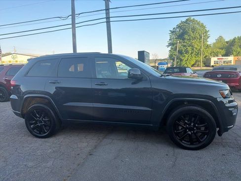 Used 2017 Jeep Grand Cherokee Altitude RWD image 10