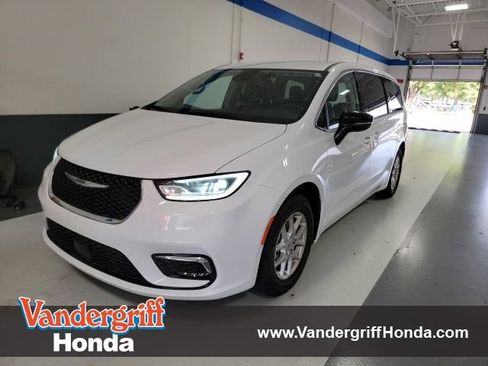 Used 2024 Chrysler Pacifica Touring-L FWD image 1