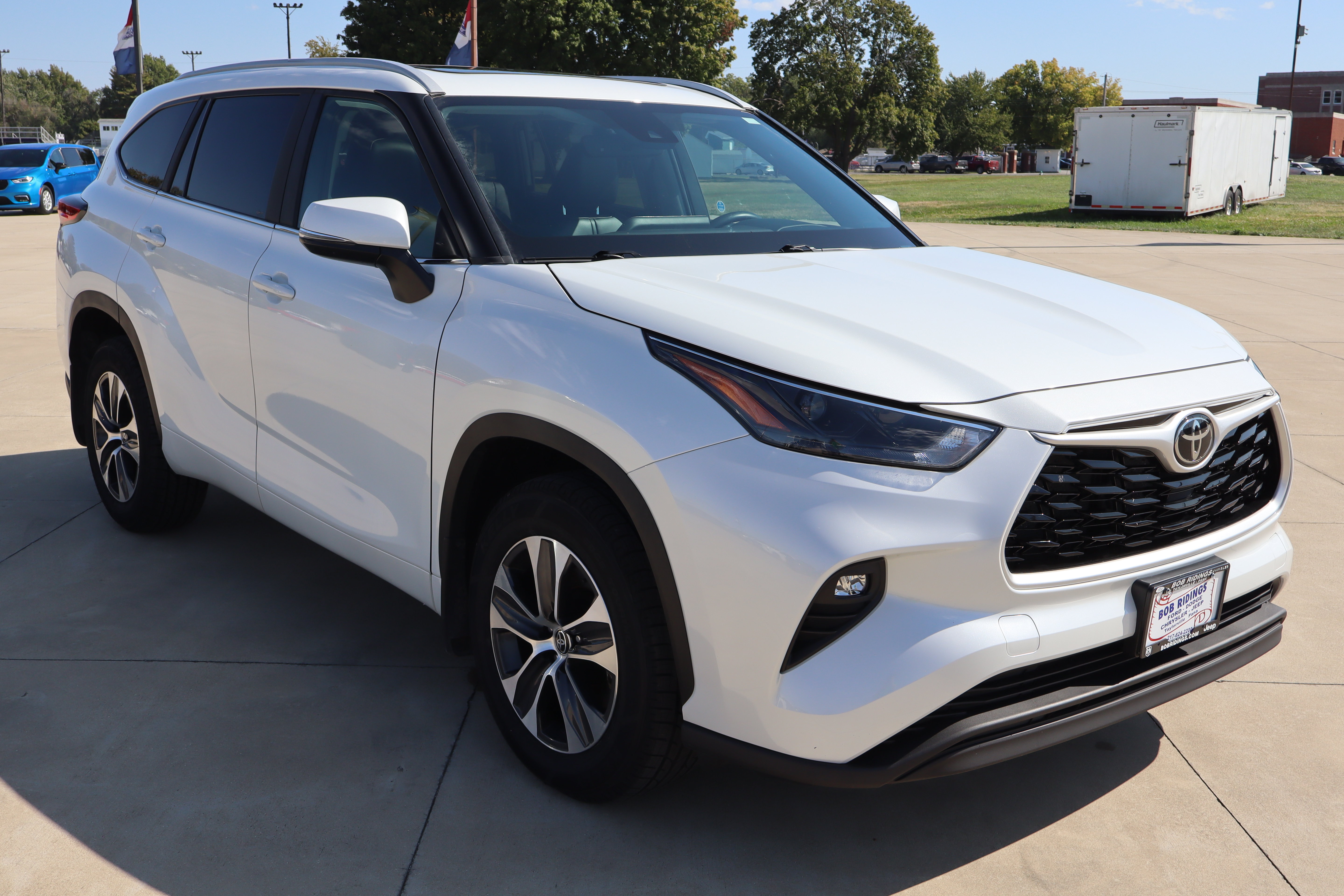 Used 2023 Toyota Highlander XLE AWD/4WD image 3