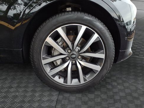 Certified 2024 Land Rover Discovery Dynamic SE image 9