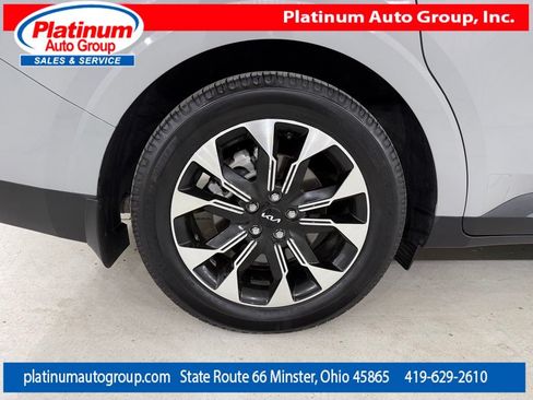 Used 2023 Kia Carnival EX FWD image 57