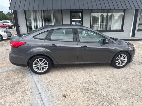 Used 2017 Ford Focus SE FWD image 8