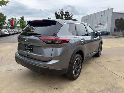 Used 2024 Nissan Rogue SV FWD image 3