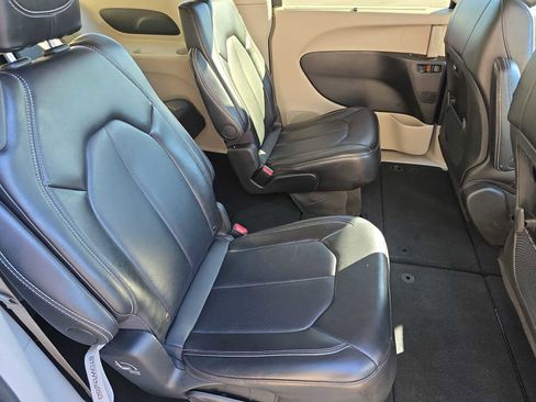 Certified 2024 Chrysler Pacifica Touring-L image 17
