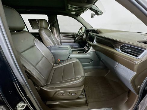 Used 2021 GMC Yukon XL Denali w/ Denali Premium Package image 12
