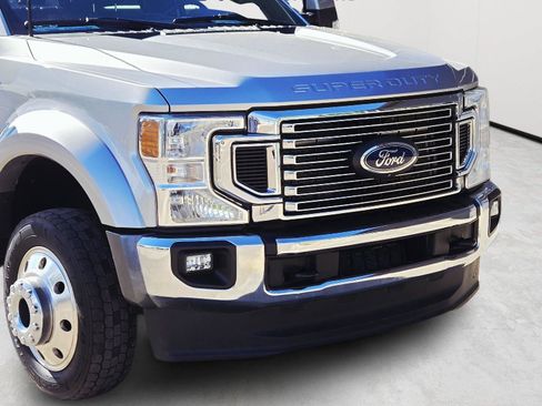 Used 2022 Ford F450 Lariat w/ Lariat Value Package AWD/4WD image 3