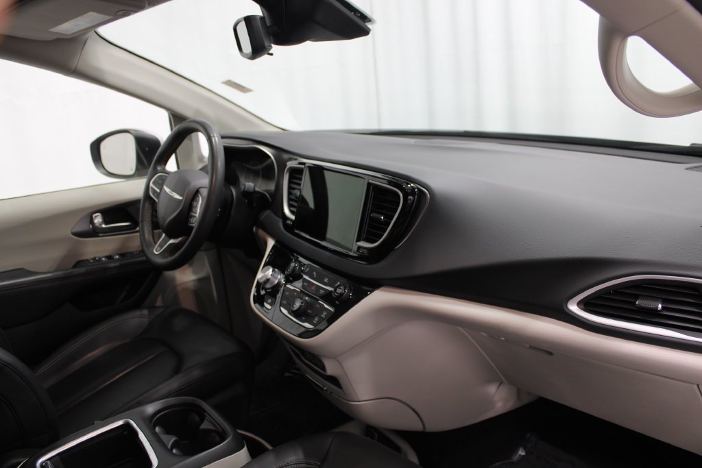Used 2023 Chrysler Pacifica Touring-L FWD image 26