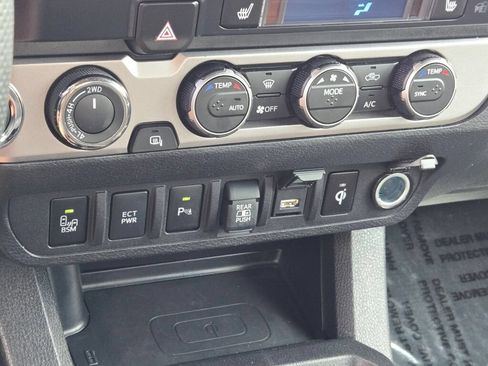 Used 2022 Toyota Tacoma Limited AWD/4WD image 29