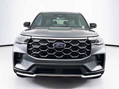 Used 2025 Ford Explorer Platinum image 2