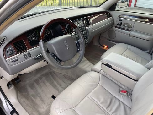 Used 2006 Lincoln Town Car Signature Limited image 10