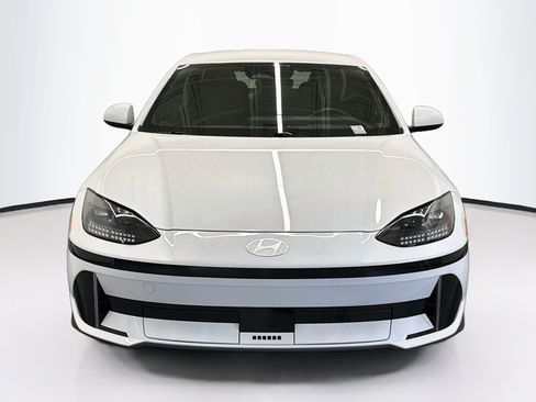 Used 2024 Hyundai Ioniq 6 SE RWD image 2