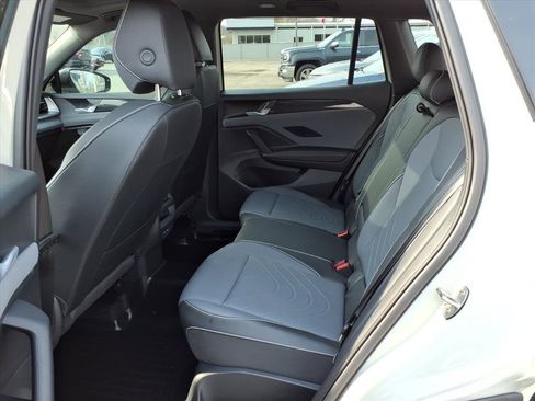 Used 2025 Volkswagen Tiguan SE R-Line image 12