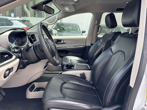Used 2023 Chrysler Pacifica Touring-L FWD image 29