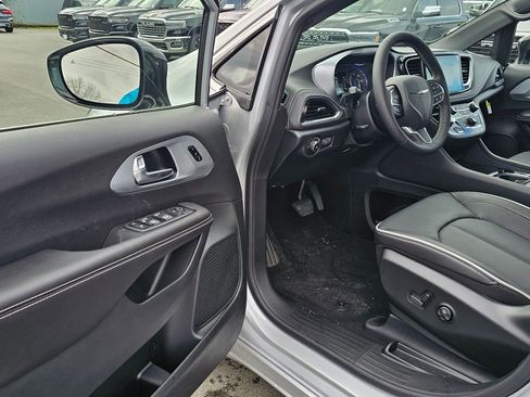 New 2026 Chrysler Pacifica Limited image 18