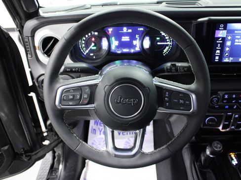 Used 2025 Jeep Wrangler Sahara image 17